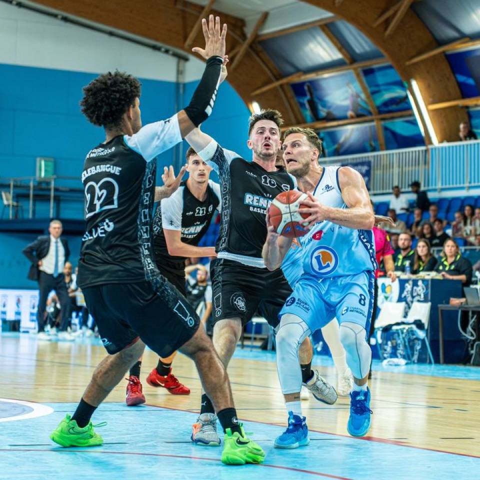 📷 @stqrt__ 

La #teamccbm⚪️🔵 repart au combat demain soir à Rueil !

#basketball #chartres