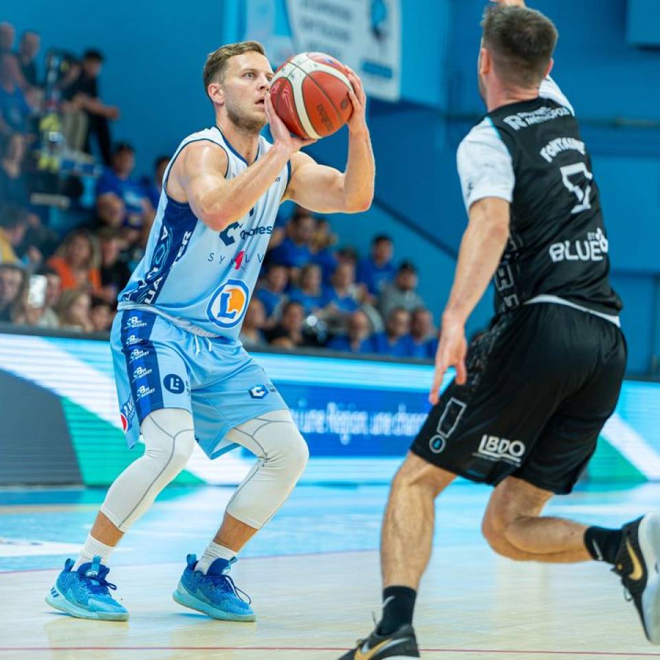 👉 Départ aujourd'hui en direction de @union_tarbes_lourdes pour la J07

@tprost_25 

#basketchartres #basketball #chartres #FFBB #NM1 #teamccbm🔵⚪️ 

📷 @stqrt__