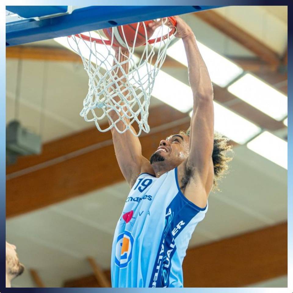 🏆 C’est l’heure du MVP ! 

Et ce soir, c’est encore @calvin_hippolyte qui tire son épingle du jeu avec une prestation de folie dans TOUS les secteurs du jeu. 

Ses stat’ 👉 24 points, 8 rebonds et une éval’ de 21

Bravo à lui et encore une fois, bravo à toute l'équipe pour cette victoire ! 

Bon week-end 

#basketball #chartres #chartressports #basketchartres #nm1 #ffbb