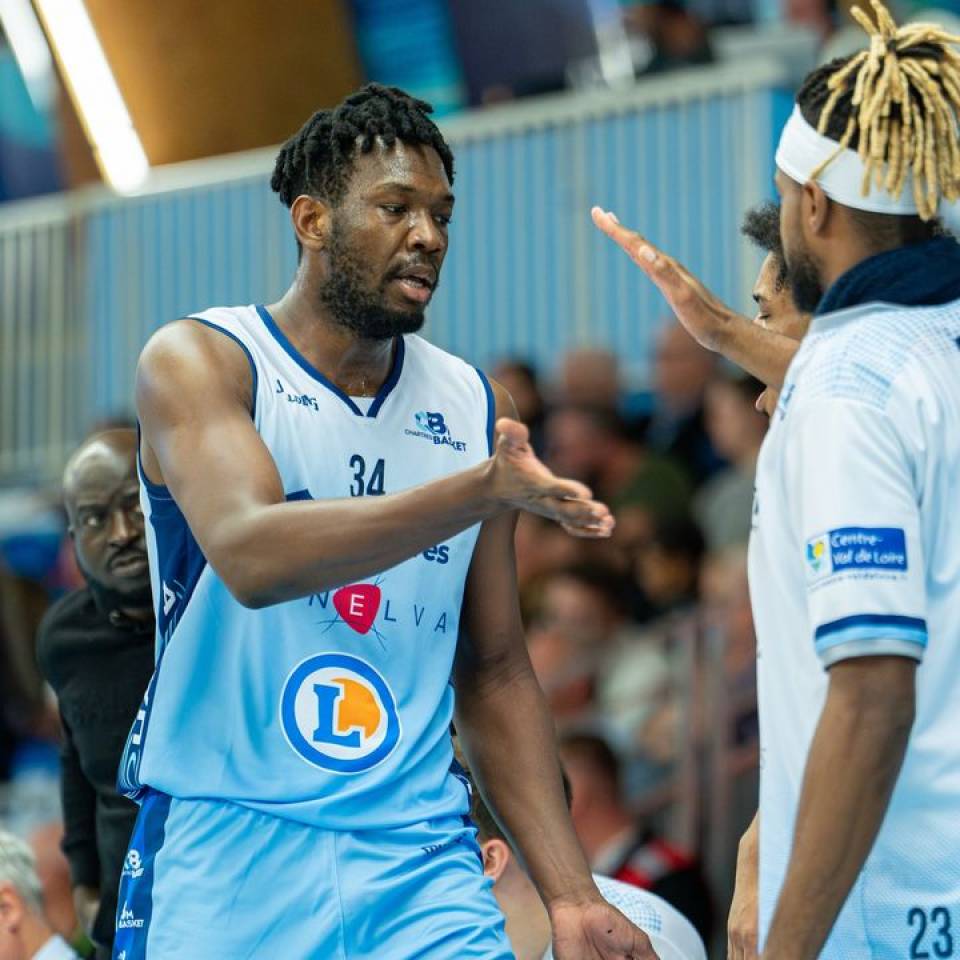 👉 On repart au 𝗖 𝗢 𝗠 𝗕 𝗔 𝗧 vendredi avec un déplacement important à Berck !
Pour suivre le match, RDV ici ▶️ https://bit.ly/3QuDYVx.

Objectif : la 3ème victoire d'affilé pour notre #teamccbm🔵⚪️ 

@angelokouame34 

#basketchartres #basketball #chartres #FFBB #NM1 #teamccbm🔵⚪️ 

📷 @stqrt__