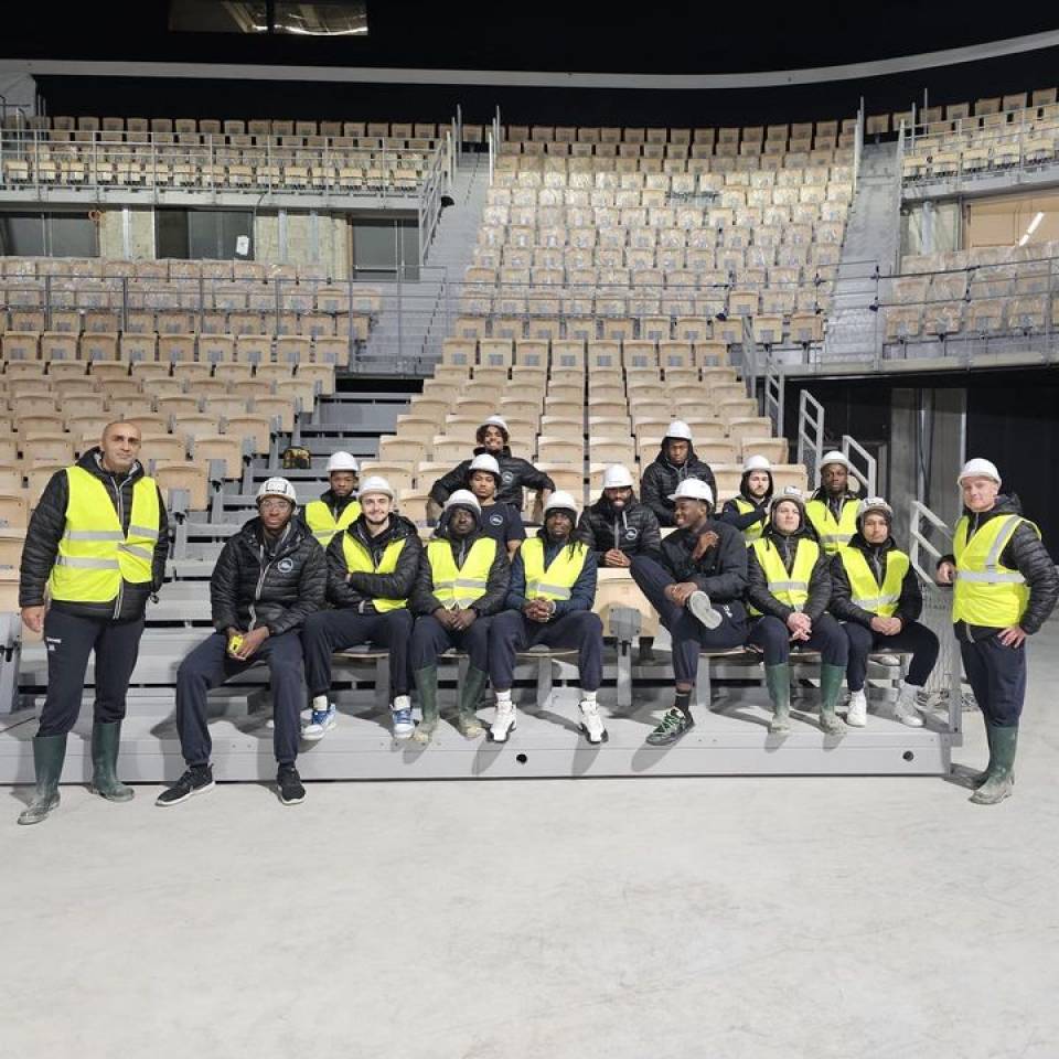 🏟️ Le Colisée 

Hier, la #TeamCCBM🔵⚪️ est allée visiter le Colisée et découvrir ce qui deviendra bientôt leur #terredejeux 😉!

🎁Et oui, nous allons bientôt pouvoir profiter de cette merveilleuse salle. 

💙 Encore quelques mois avant de tous vous retrouver là-bas !

#basketball #basketchartres #nm1 #ffbb #basketchartres #passionbasket