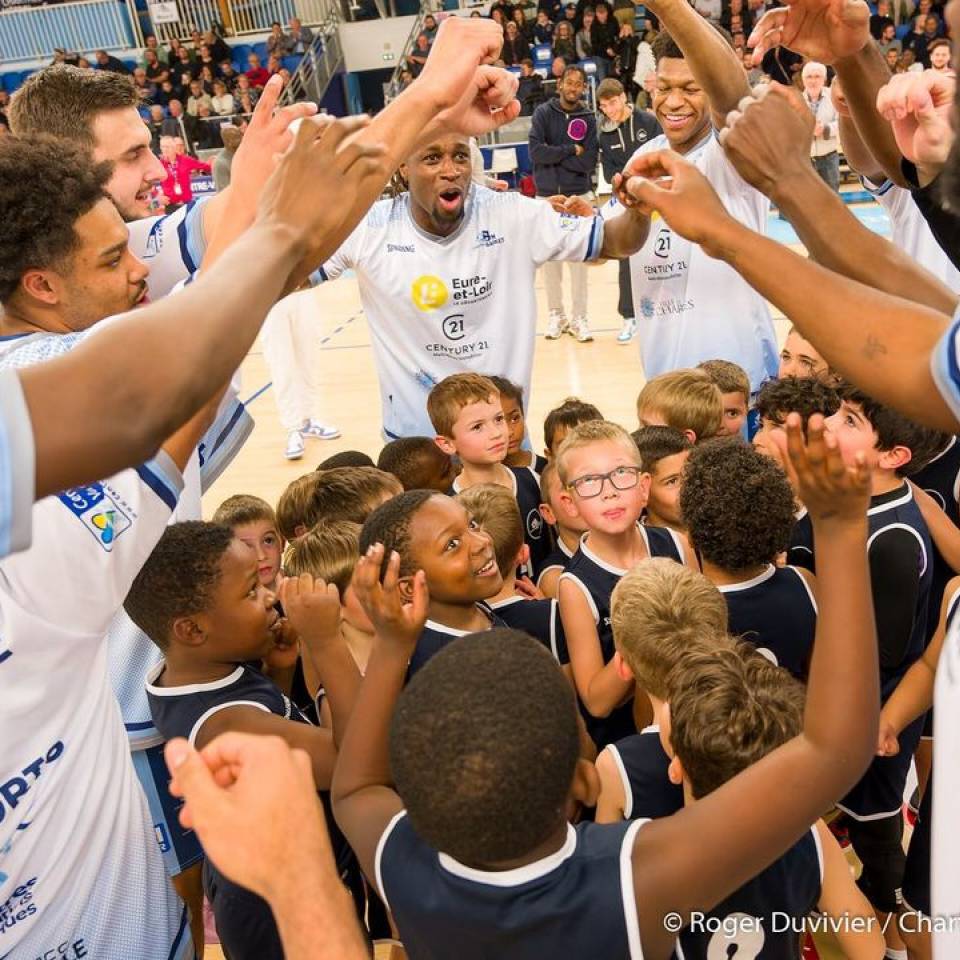 📸 Les photos du lundi matin qui font du bien. 

Merci Chartres Objectif !

#basketchartres #basketball #passionbasket #nm1 #ffbb #teamCCBM