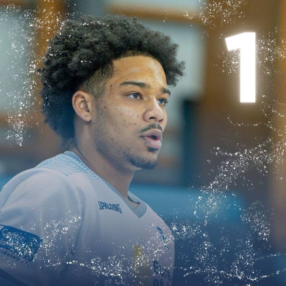 🎄 Le compte à rebours est officiellement lancé !

C'est parti pour le calendrier de l'avent de la #teamccbm🔵⚪️ : 1 jour 1 portrait.

De quoi vous faire patienter jusqu'au 25 décembre 🎅🏻

Beau mois de décembre à tous !

@the_bt3 

📷 @stqrt__ 

#baskekmasculin #ffbb #nm1 #basketball #chartres #chartressports