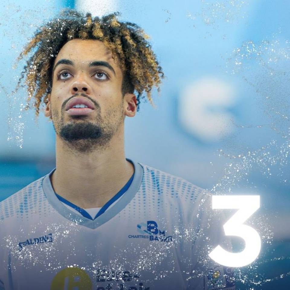 🎄 1 jour 1 portrait de la #teamccbm🔵⚪️ 

@calvin_hippolyte 

📷 @stqrt__ 

#baskekmasculin #ffbb #nm1 #basketball #chartres 
#chartressports