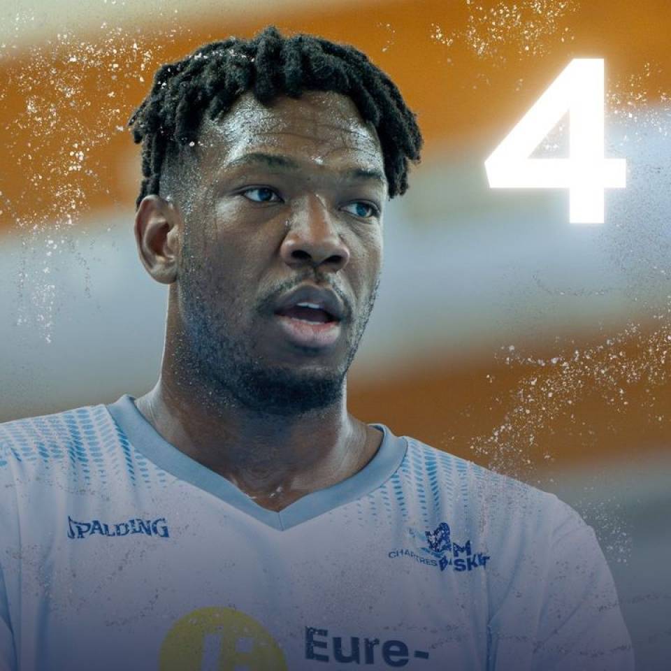 🎄 1 jour 1 portrait de la #teamccbm🔵⚪️ 

@angelokouame34 

📷 @stqrt__ 

#baskekmasculin #ffbb #nm1 #basketball #chartres #chartressports