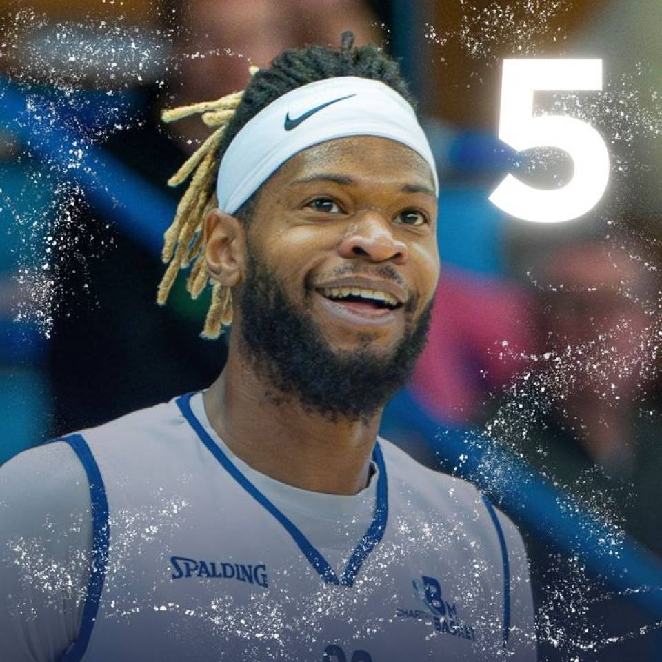 🎄 1 jour 1 portrait de la #teamccbm🔵⚪️ 

@faybo_11 

📷 @stqrt__ 

#baskekmasculin #ffbb #nm1 #basketball #chartres #chartressports #smile