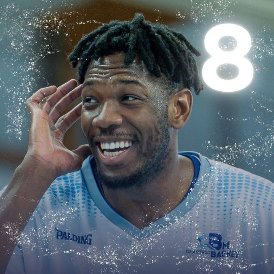 🎄 1 jour 1 portrait de la #teamccbm🔵⚪️ 

@angelokouame34 

📷 @stqrt__ 

#baskekmasculin #ffbb #nm1 #basketball #chartres #chartressports #smile