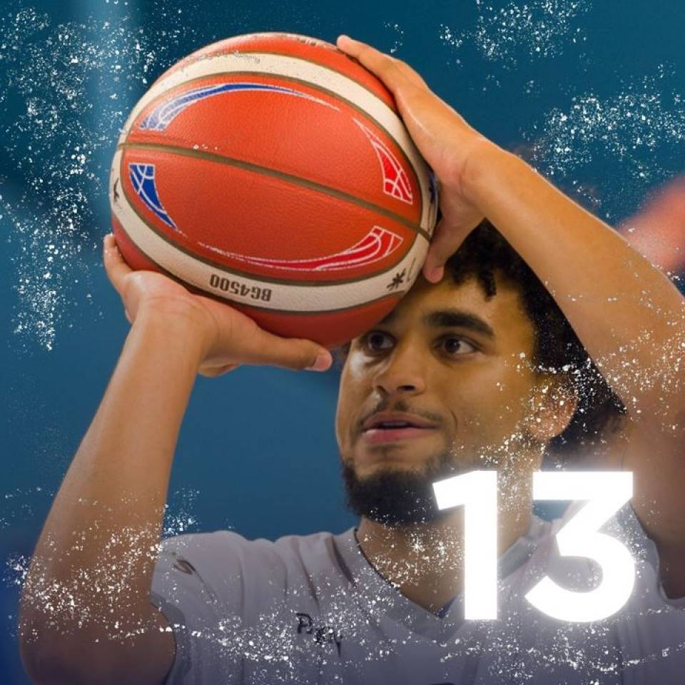 🎄 1 jour 1 portrait de la #teamccbm🔵⚪️ 

@aly_94550 

📷 @stqrt__

#baskekmasculin #ffbb #nm1 #basketball #chartres #chartressports #smile