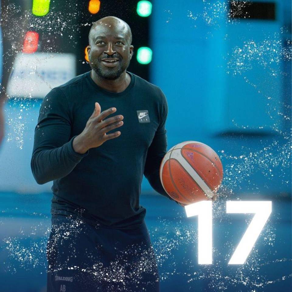 🎄 1 jour 1 portrait de la #teamccbm🔵⚪️ 

@abgue

📷 @stqrt__

#baskekmasculin #ffbb #nm1 #basketball #chartres #chartressports #smile