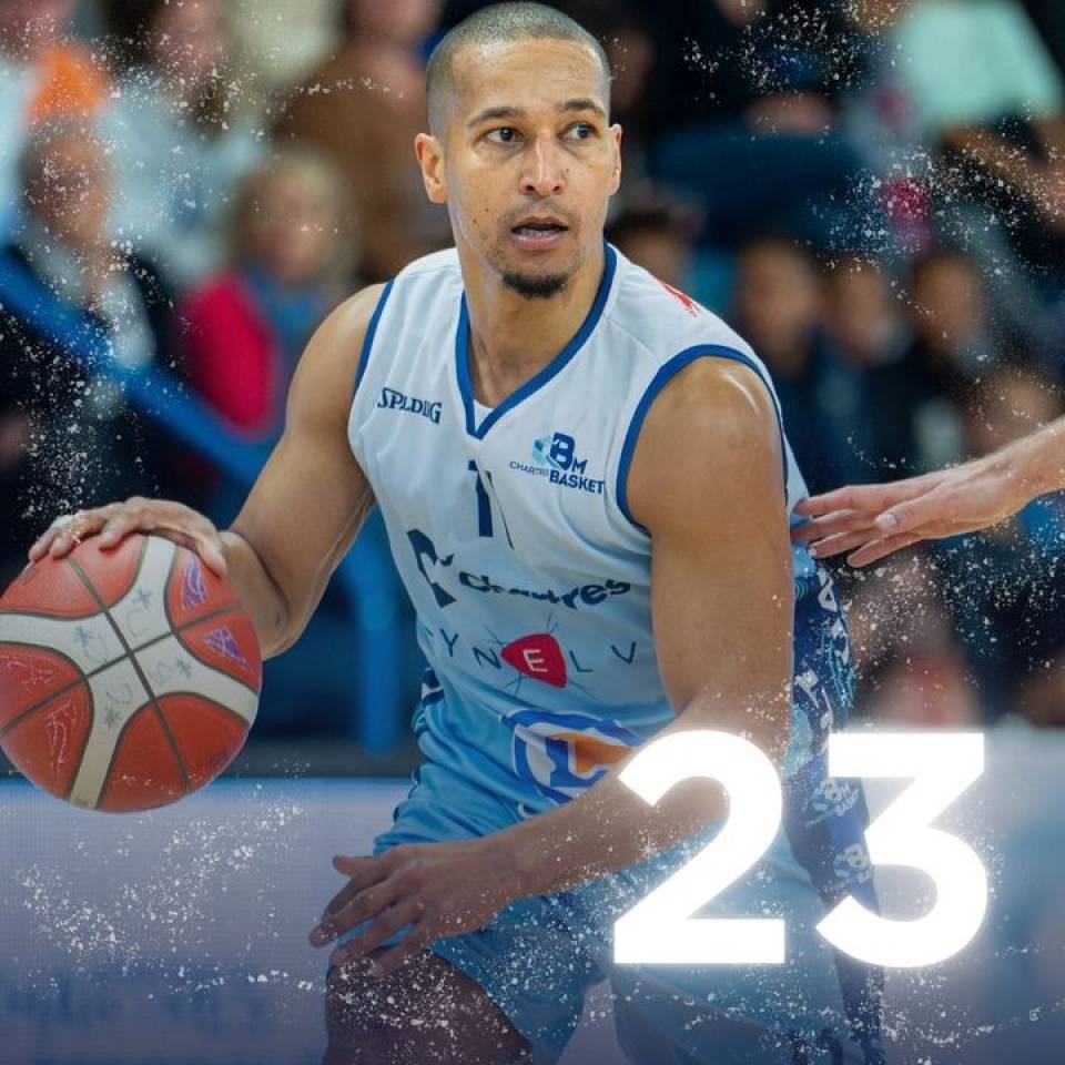 🎄 1 jour 1 portrait de la #teamccbm🔵⚪️

@Marc-Antoine Pellin

📷 @stqrt__

#baskekmasculin #ffbb #nm1 #basketball #chartres #chartressports #focus
