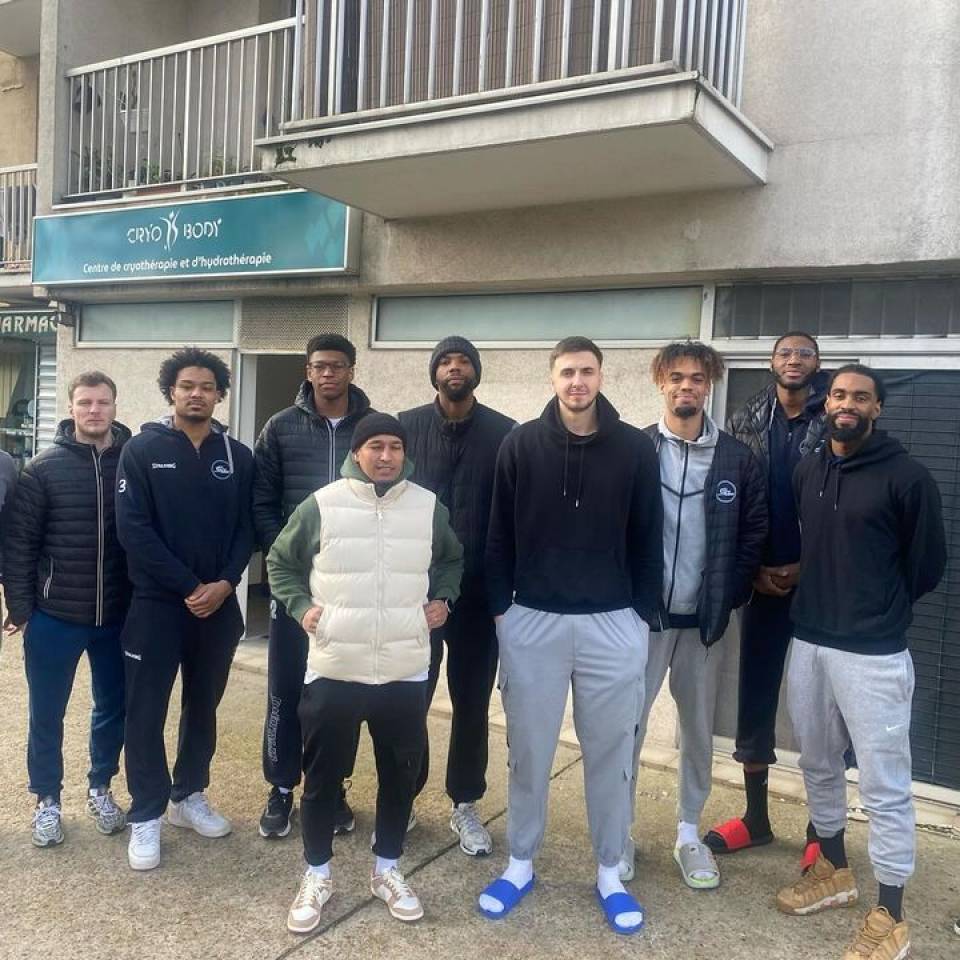 🥶 Récup’

La #TeamCCBM vient de démarrer une période intensive de matchs qui se terminera le 16 avril ! 10 matchs se joueront en 5 semaines et demi. 

La récup’ est donc un paramètre à ne surtout pas négliger. 

👉 Aujourd’hui, l’équipe s’est rendue dans un centre de cryothérapie à Chartres : @cryo_body_28. Ce centre est géré par un ancien handballeur qui connaît très bien l’important de la récupération et des soins pour les sportifs professionnels. 

Cryo Body propose de la cryothérapie corps entier et des massages par hydrothérapie, destinés à tout type de public.

Après ça une bonne nuit de sommeil et dès demain, préparation du match mardi ! 

Bonne soirée à tous !