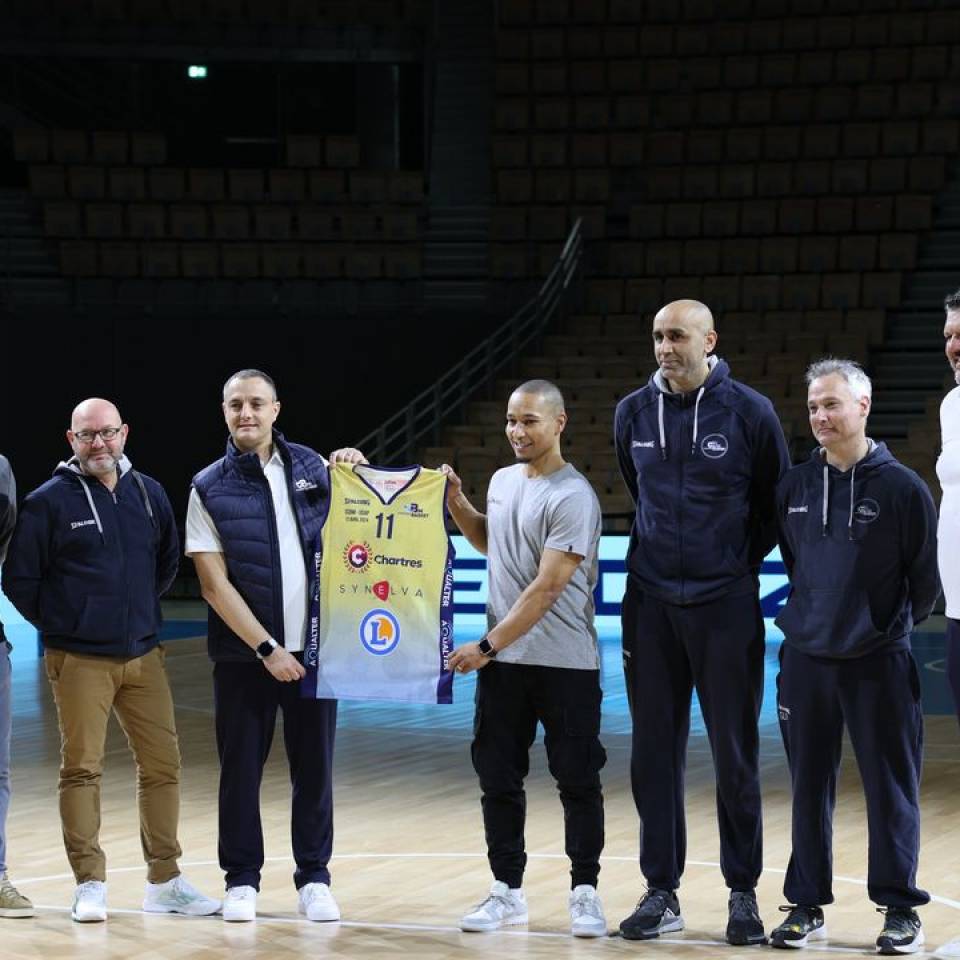 🔥 À 24 heures de notre 1er match à domicile, il est temps de vous dévoiler le maillot que porteront fièrement nos joueurs !

Tous les symboles de notre ville y sont réunis et ce maillot est daté pour le rendre encore plus exceptionnel !

On vous laisse le découvrir et on se donne rendez-vous demain soir ! 

#basketball #basketchartres #chartres #NM1 #F#FFBB